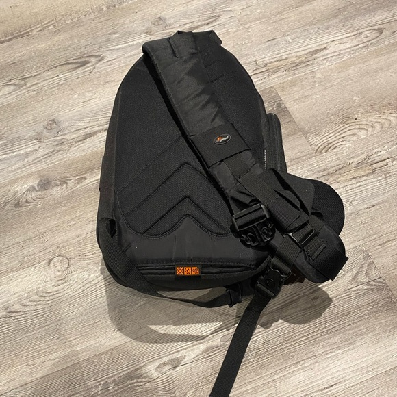 Lowepro Slingshot 200 AW Black Padded Water Resistant Sling Camera Backpack Bag - Picture 2 of 4